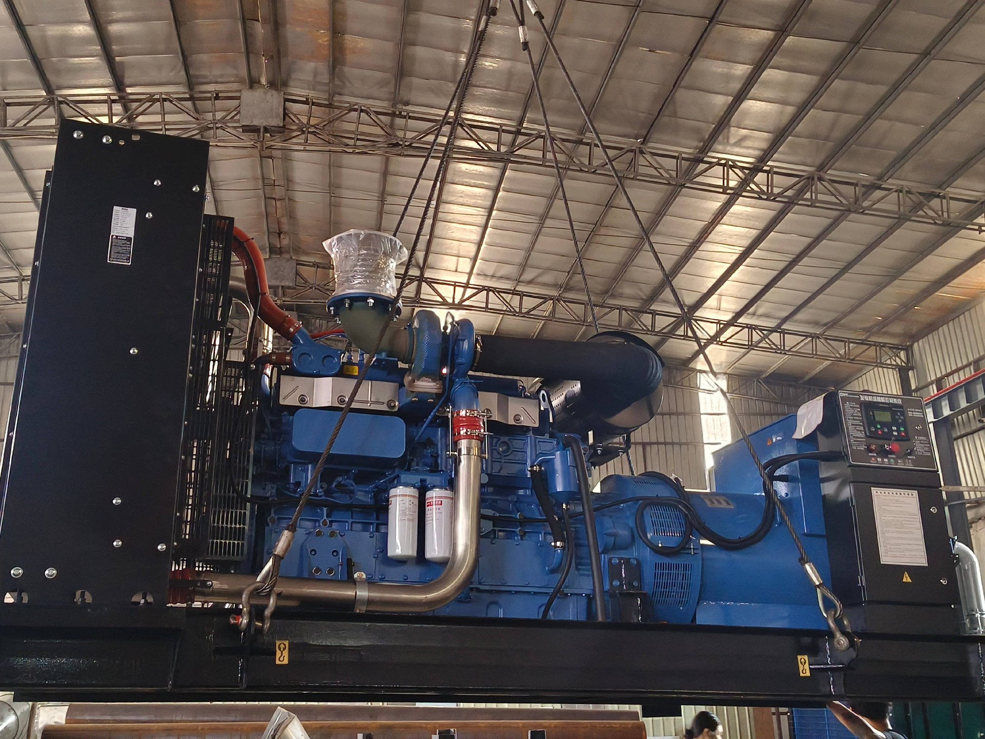 一台1200KW发电机组今日出厂发往项目地